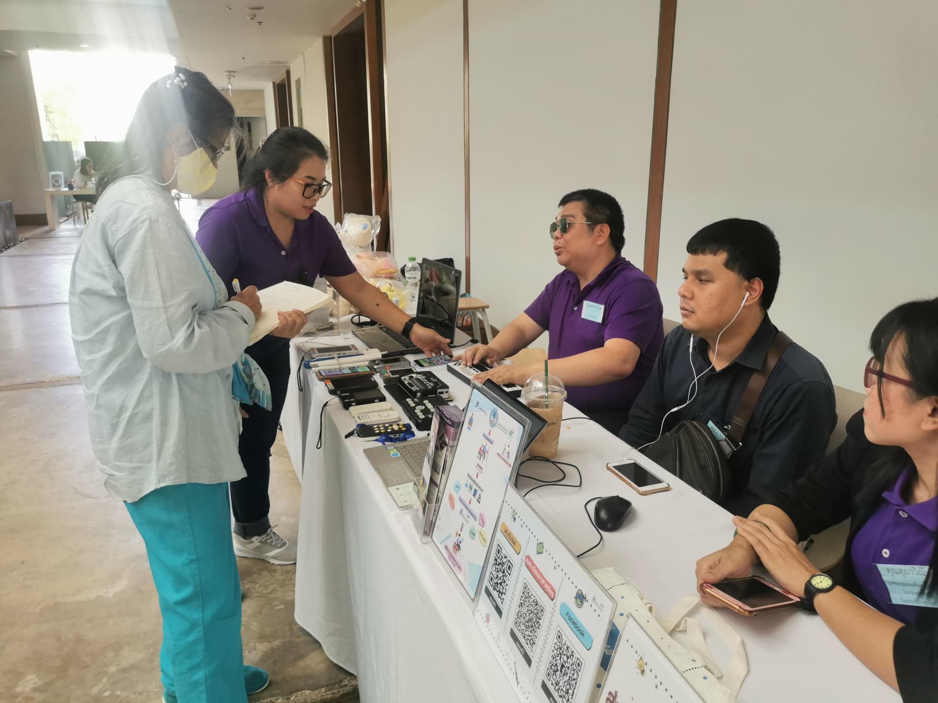 กำลังอธิบายเกี่ยวกับอุปกรณ์ที่คนตาบอดใช้งานให้แก่ผู้ที่สนใจ