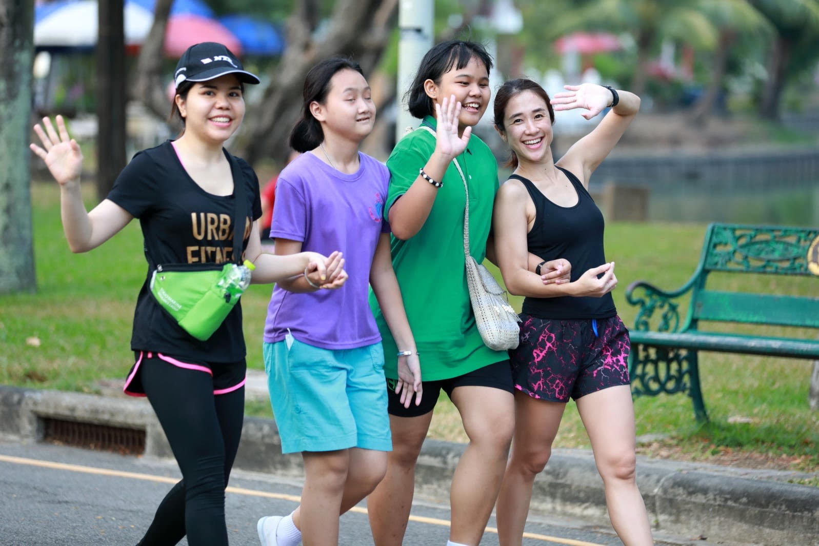 ภาพเพื่อนพาวิ่งพาเพื่อนผู้พิการทางสายตาวิ่งไปด้วยกัน