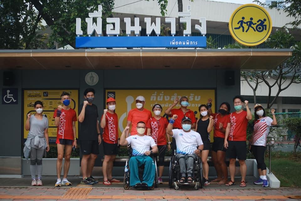 ภาพจุดนัดพบเพื่อนพาวิ่งที่มีนักวิ่งถ่ายรูปร่วมกัน