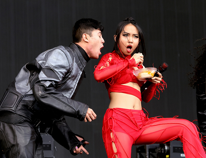 ภาพมิลลิถือจานข้าวเหนียวมะม่วงบนเวที coachella